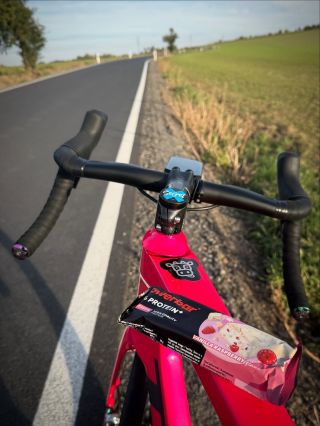 Proteinová tyčinka POWERBAR 33% PROTEIN+ s příchutí vanilka&malina 😋 je ideální odměnou za každou tréninkovou jízdu....