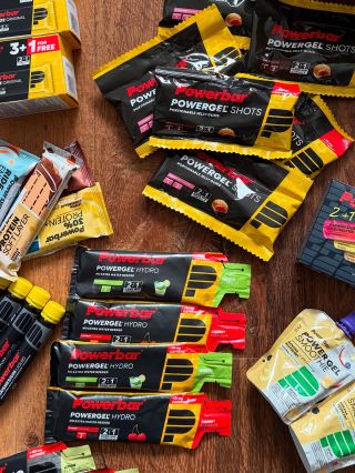 Vyrážíš na trénink a v kapse máš místo jen na tři věci… Co z Powerbaru na fotce si vezmeš? #tvujsporttvojeidentita #powerbar