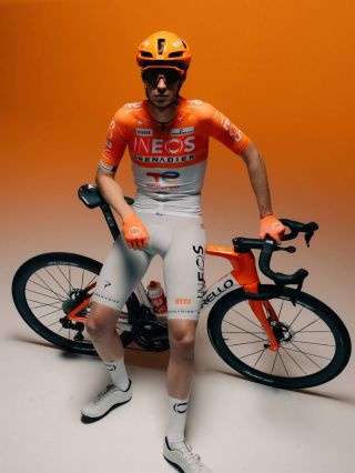 BILÉ KRAŤASY týmu @ineosgrenadiers vzbudily velký ohlas. Možná až tak velký, že zastínil i to nejdůležitější a to… NOVÉ...